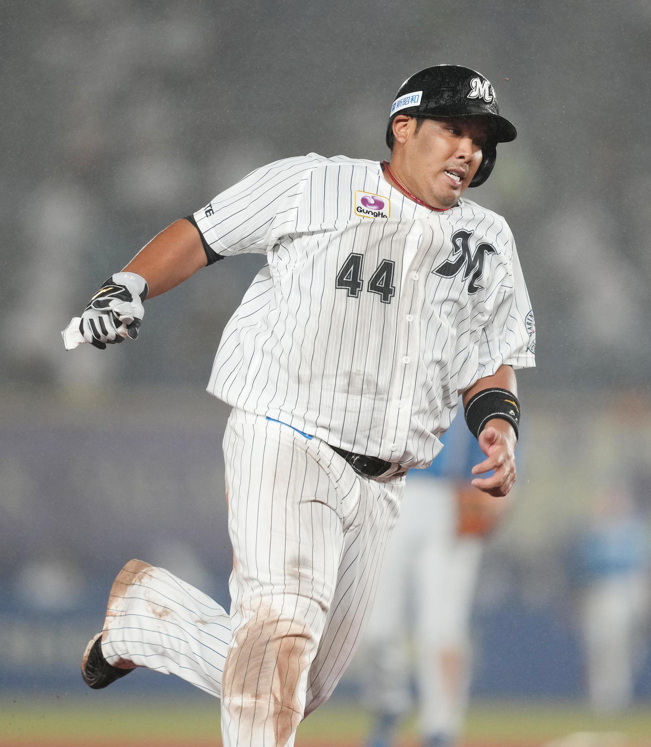 ロッテ対日本ハム　6回裏ロッテ2死一塁、山口の左二塁打で三塁へ激走する一塁走者井上（撮影・菅敏）