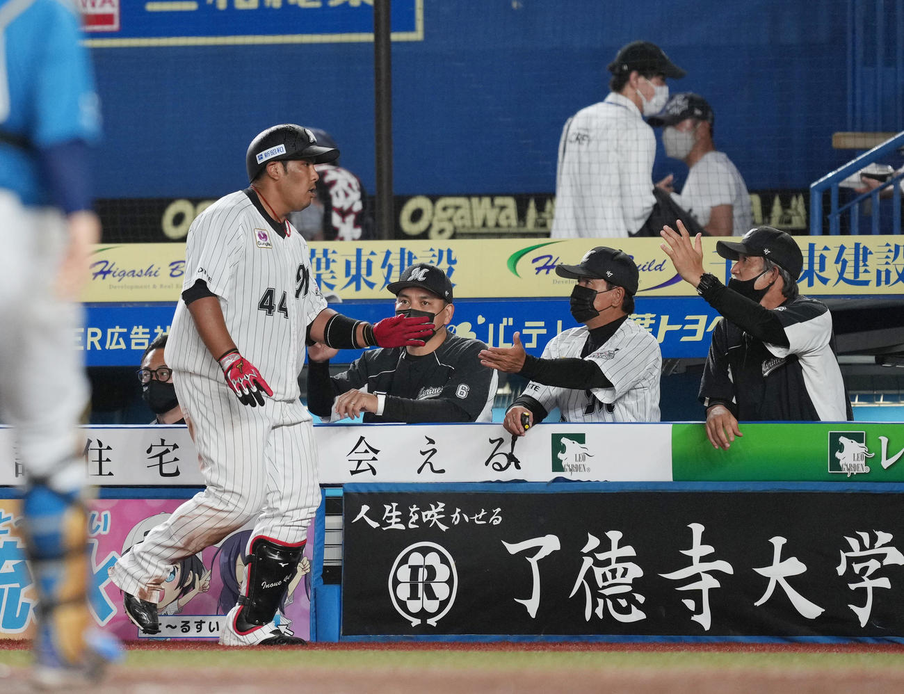 ロッテ対日本ハム　4回裏ロッテ無死二、三塁、右犠飛を放ち、井口監督（左から2人目）にタッチで迎えられる井上（左端）（撮影・菅敏）