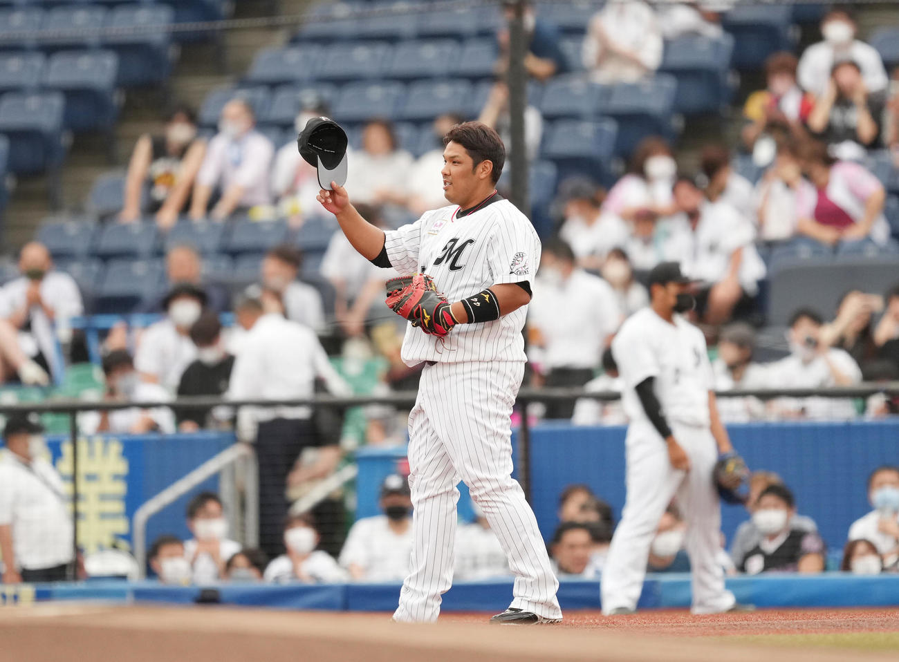 ロッテ対日本ハム　初回、守備位置に就いてファンの歓声に応えるロッテ井上（撮影・菅敏）