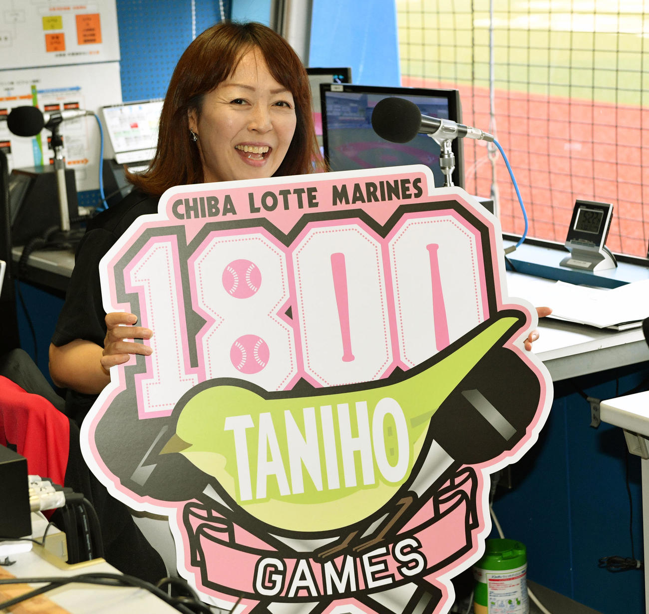 19年7月、ロッテ主催試合の場内アナウンス1800試合を達成した谷保さん