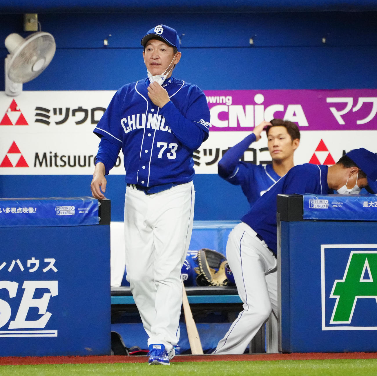 DeNA対中日　7回表開始前、選手交代を告げる中日立浪監督（撮影・江口和貴）