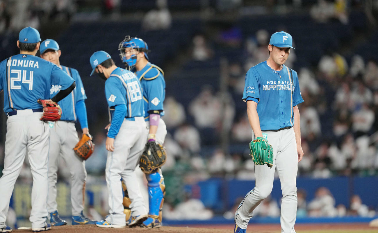 ロッテ対日本ハム　4回途中、降板する日本ハム上原（右端）（撮影・菅敏）