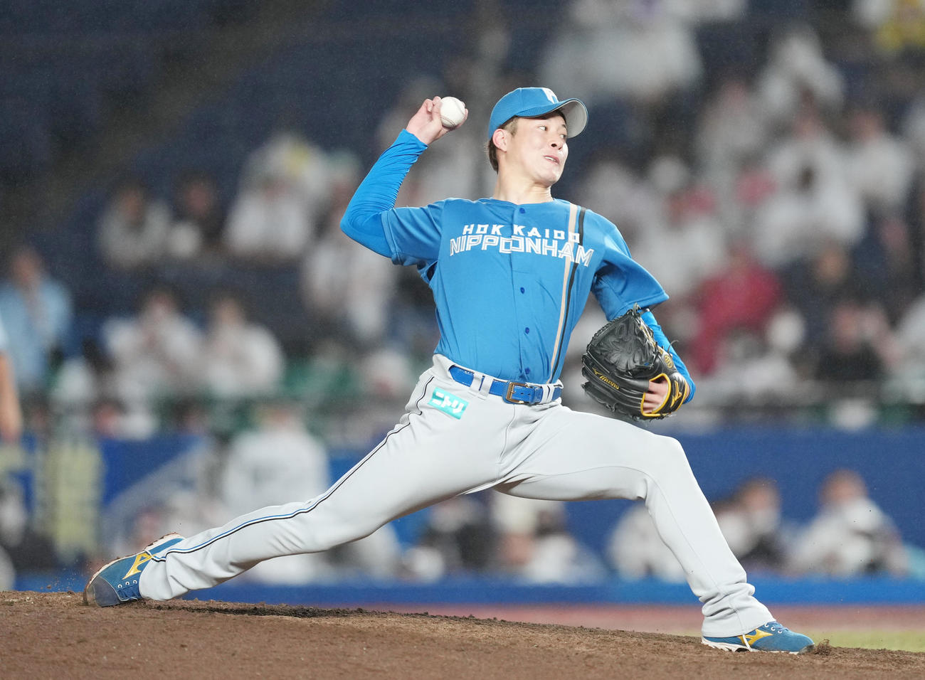 ロッテ対日本ハム　7回、4番手として登板する日本ハム吉田（撮影・菅敏）