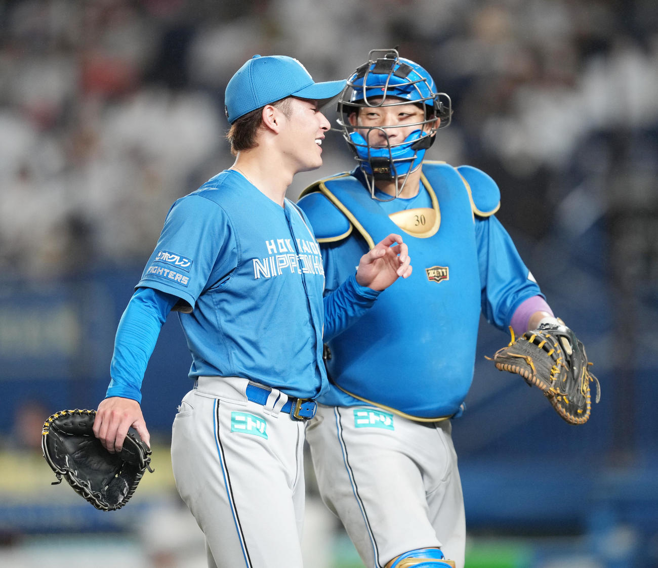 ロッテ対日本ハム　7回の投球を終え、捕手宇佐見（右）と笑顔で話す日本ハム吉田（撮影・菅敏）