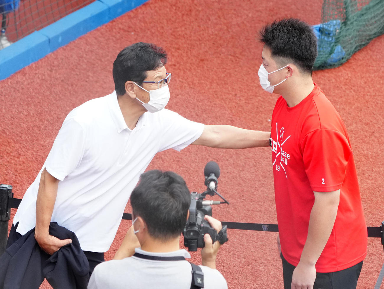 視察した侍ジャパン栗山監督（左）にあいさつするDeNA牧（撮影・江口和貴）