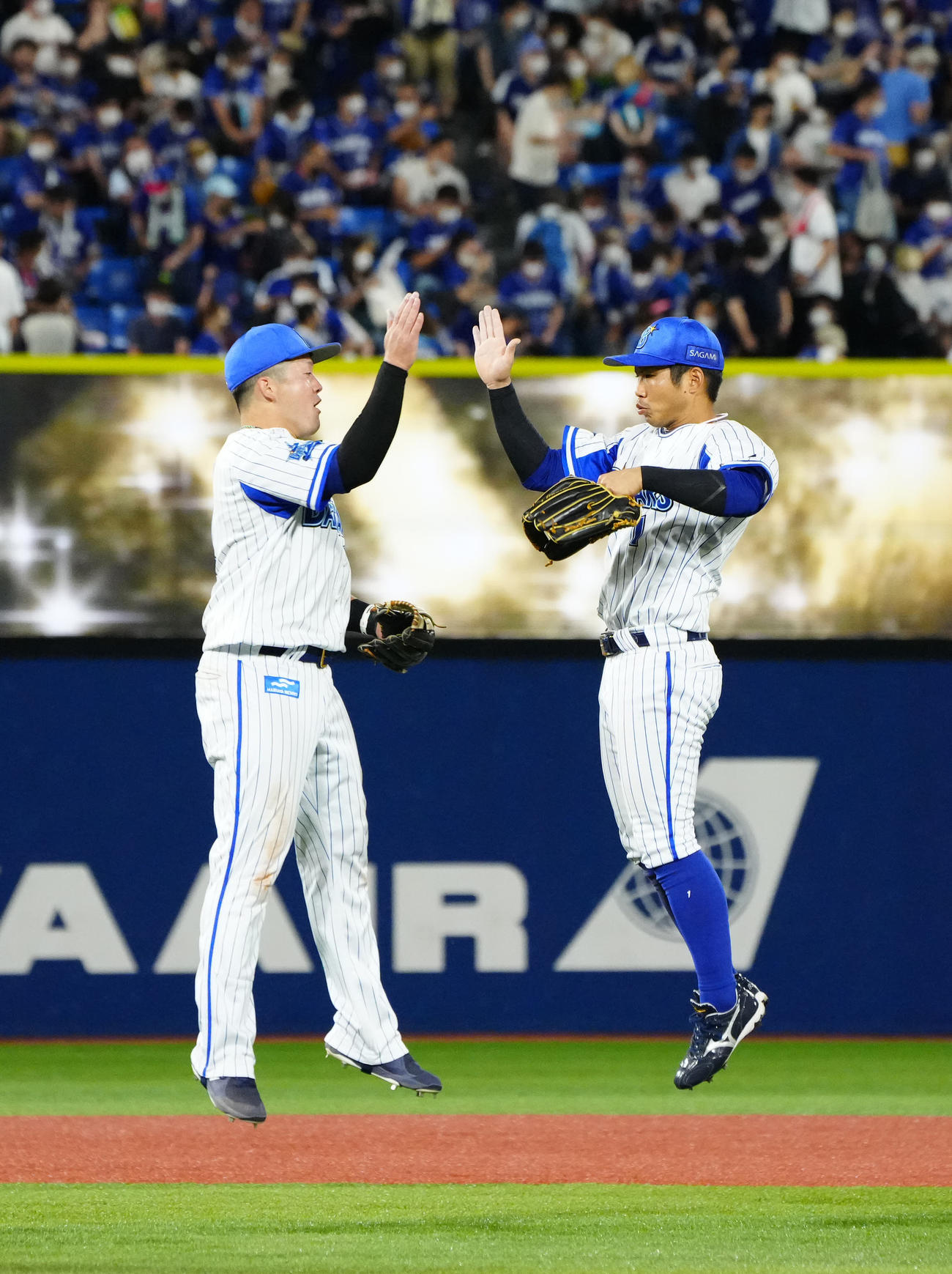 DeNA対中日　試合後、ジャンプしタッチを交わすDeNA牧（左）と桑原（撮影・江口和貴）