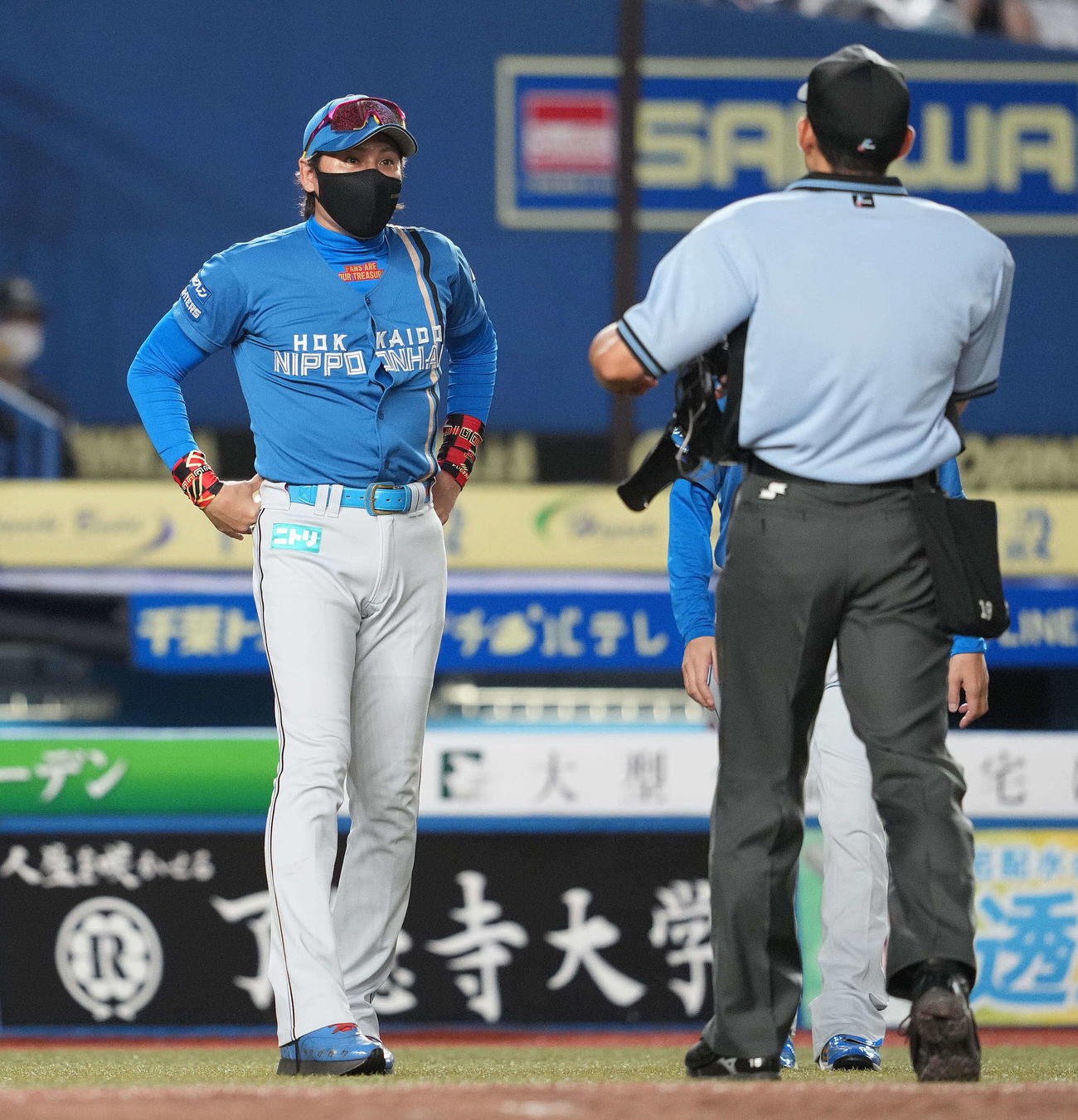 ロッテ対日本ハム　4回裏ロッテ2死、先発上原の降板を告げる新庄監督（撮影・鈴木みどり）