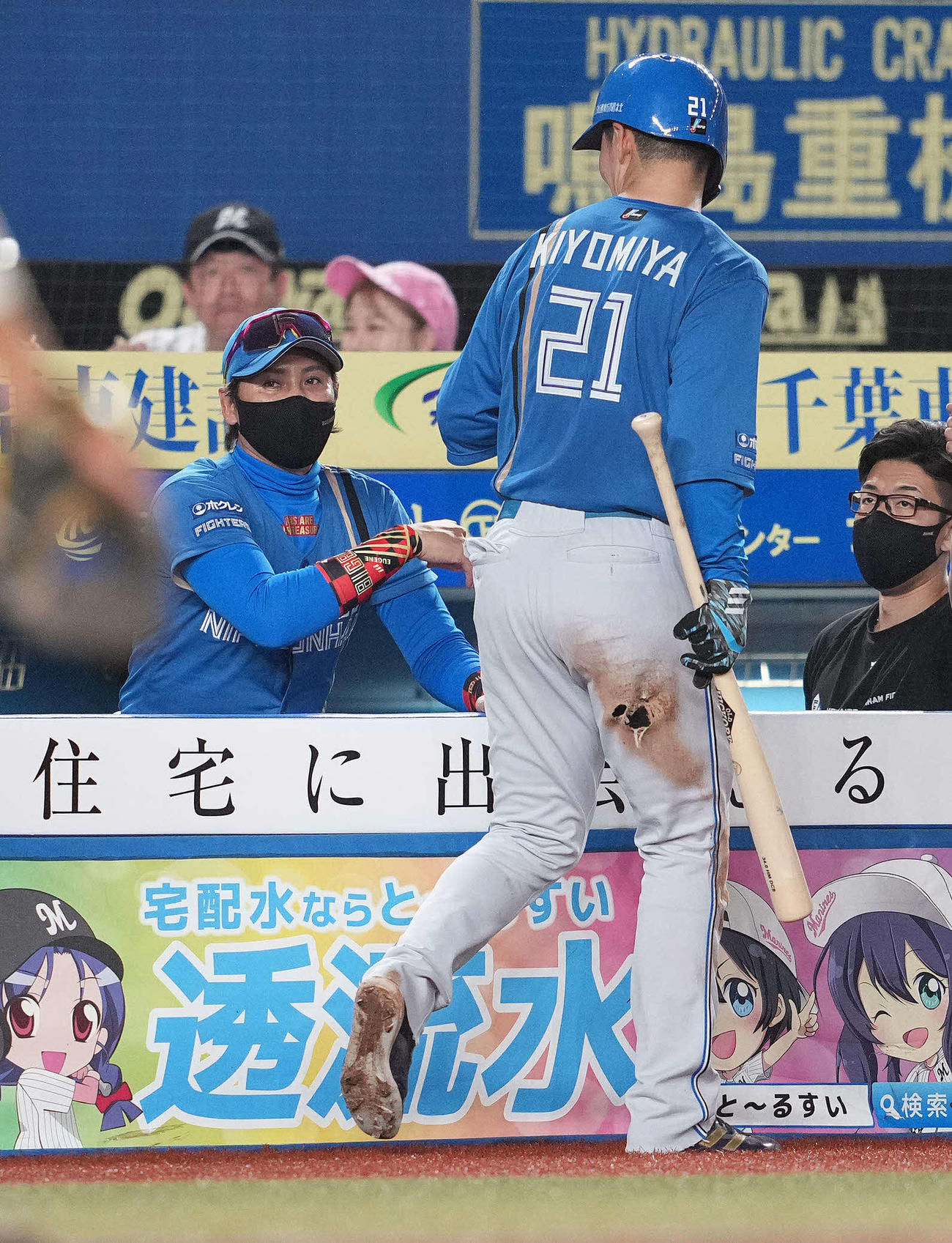 ロッテ対日本ハム　5回表日本ハム1死三塁、宇佐見の二ゴロの間に生還した三塁走者清宮を迎える新庄監督（左）（撮影・鈴木みどり）