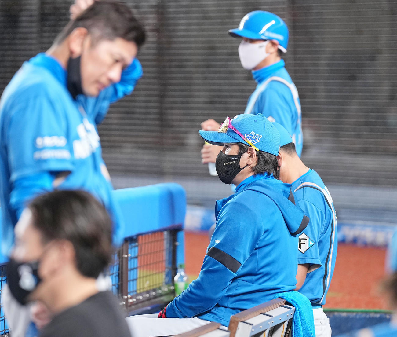 ロッテ対日本ハム　試合中、ベンチで浮かない表情を見せる日本ハム新庄監督（中央）（撮影・菅敏）
