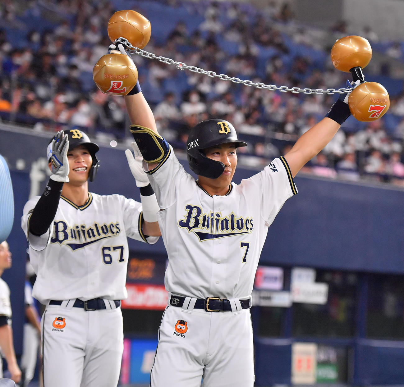 オリックス対西武　8回裏オリックス1死三塁、右中間に同点となる2点本塁打を放った吉田正はダンベルを掲げる（撮影・和賀正仁）