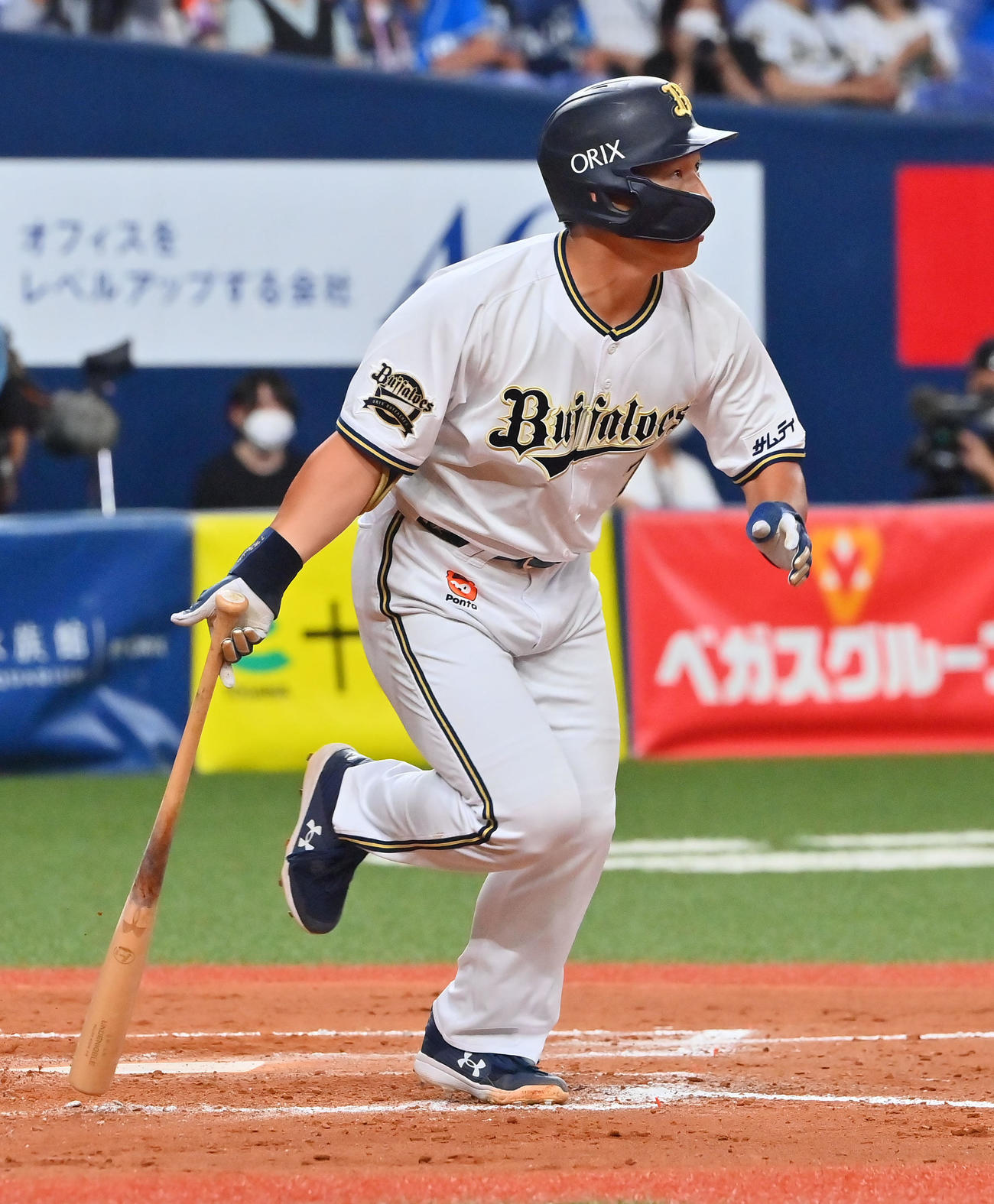 オリックス対西武　8回裏オリックス1死三塁、右中間に同点となる2点本塁打を放つ吉田正（撮影・和賀正仁）