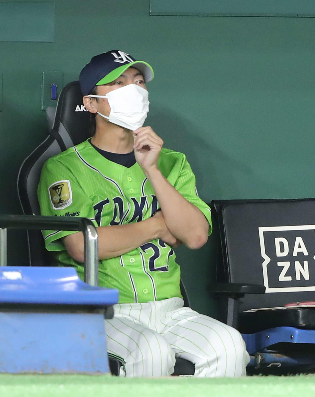 巨人対ヤクルト　10回裏、戦況を見守る高津監督（撮影・河田真司）