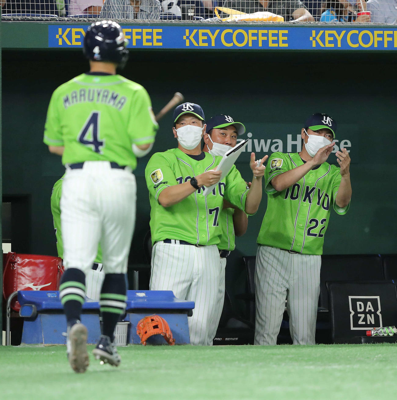 巨人対ヤクルト　8回表ヤクルト2死一、三塁、長岡の同点適時打で拍手する高津監督（右）（撮影・河田真司）
