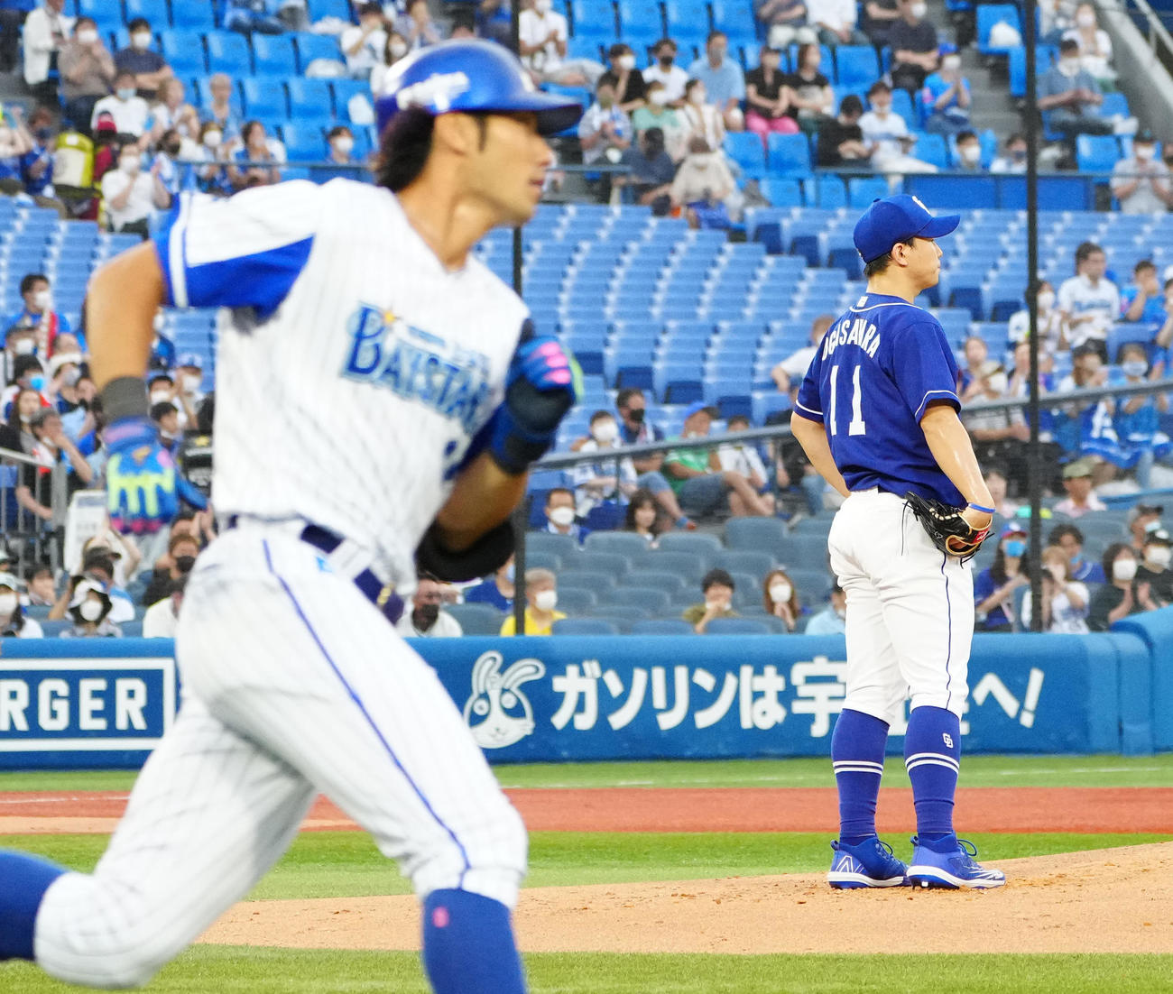 DeNA対中日　1回裏DeNA無死三塁、大田（手前）に先制適時打を浴びる小笠原（撮影・江口和貴）