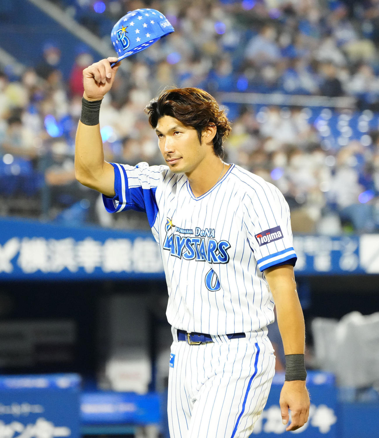 DeNA対中日　試合後、ファンの拍手に応え引き揚げるDeNA大田（撮影・江口和貴）