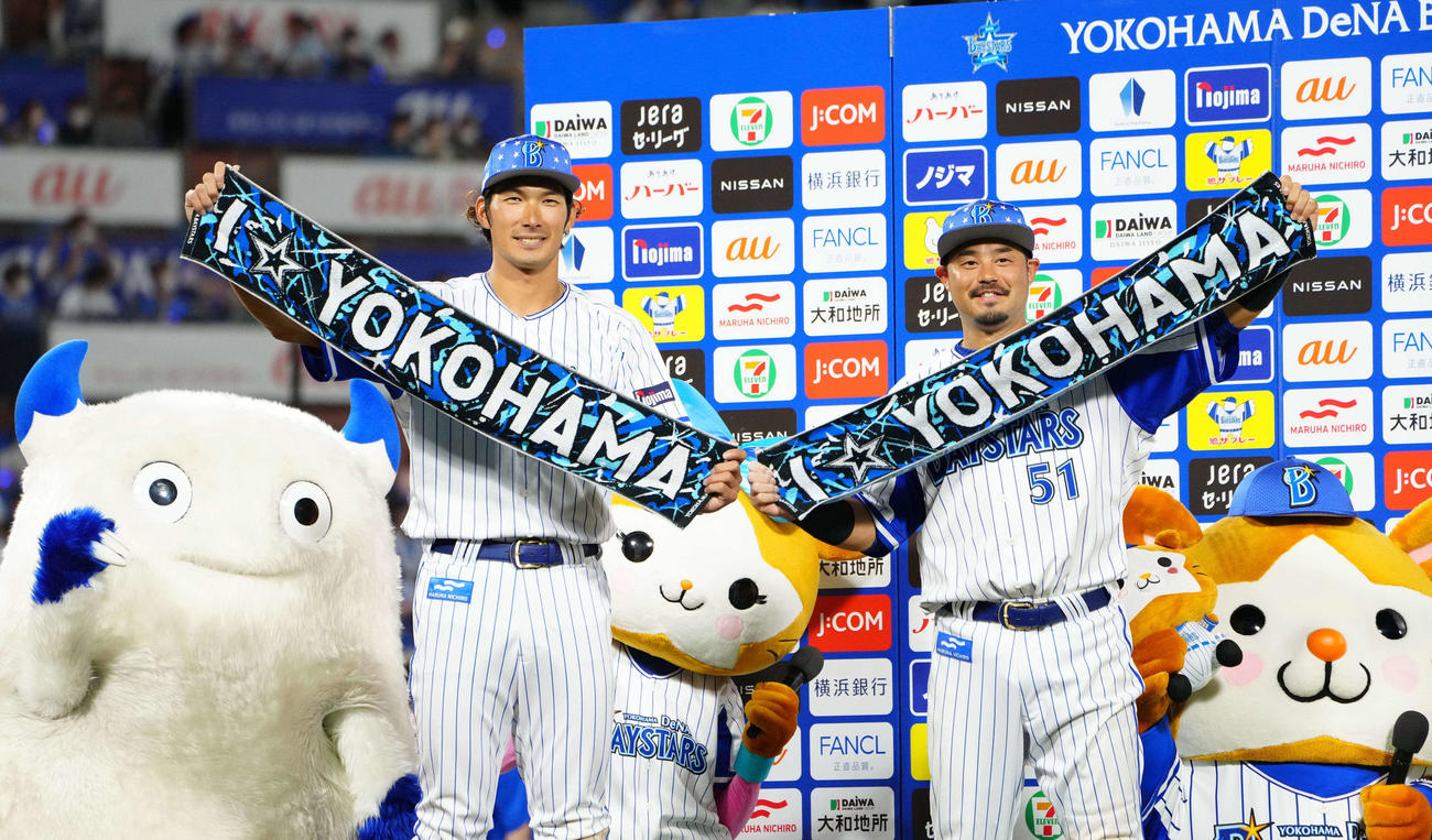 DeNA対中日　試合後、お立ち台でタオルを広げるDeNA大田（左）と宮崎（撮影・江口和貴）