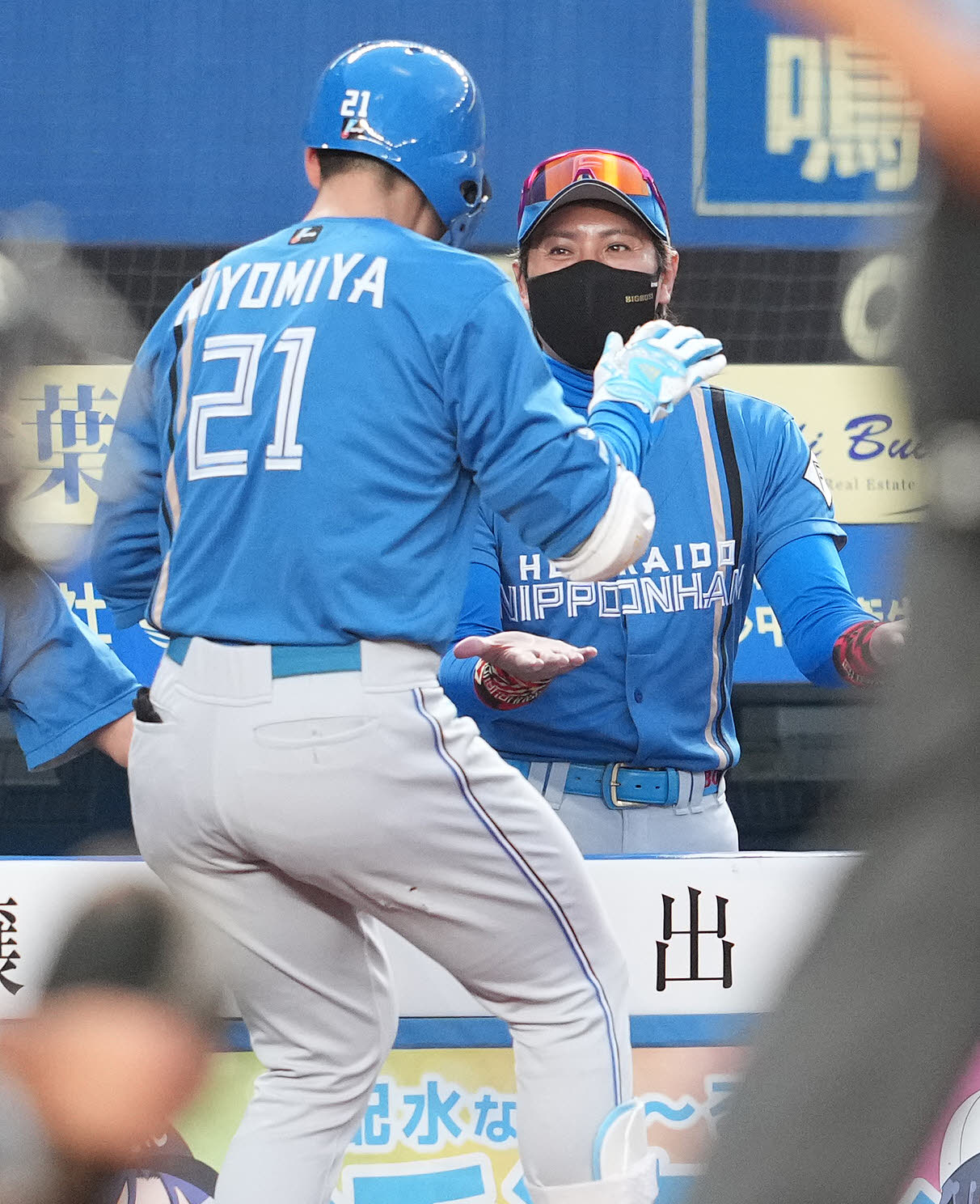 ロッテ対日本ハム　3回表日本ハム無死、右越えソロ本塁打を放った清宮を迎える新庄監督（撮影・鈴木みどり）