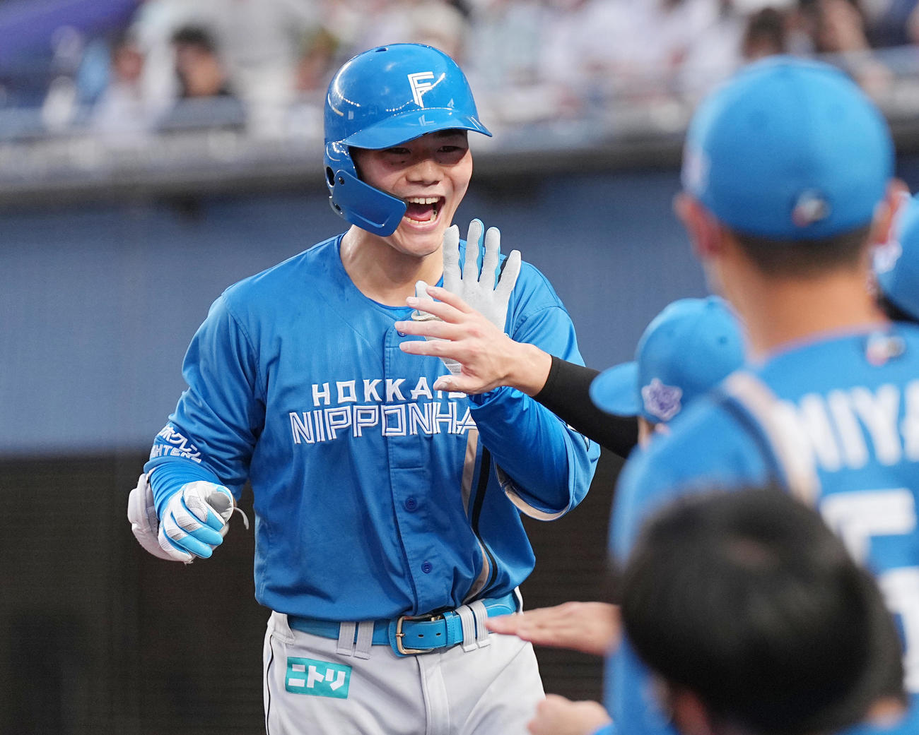 ロッテ対日本ハム　3回表日本ハム無死、右越えソロ本塁打を放ち、ナインにタッチで迎えられる清宮（撮影・菅敏）