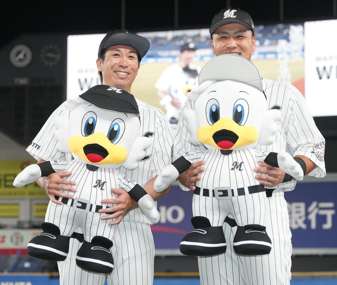 ロッテ対日本ハム　今季20セーブ目のロッテ益田（左）は山口と笑顔で記念撮影（撮影・鈴木みどり）