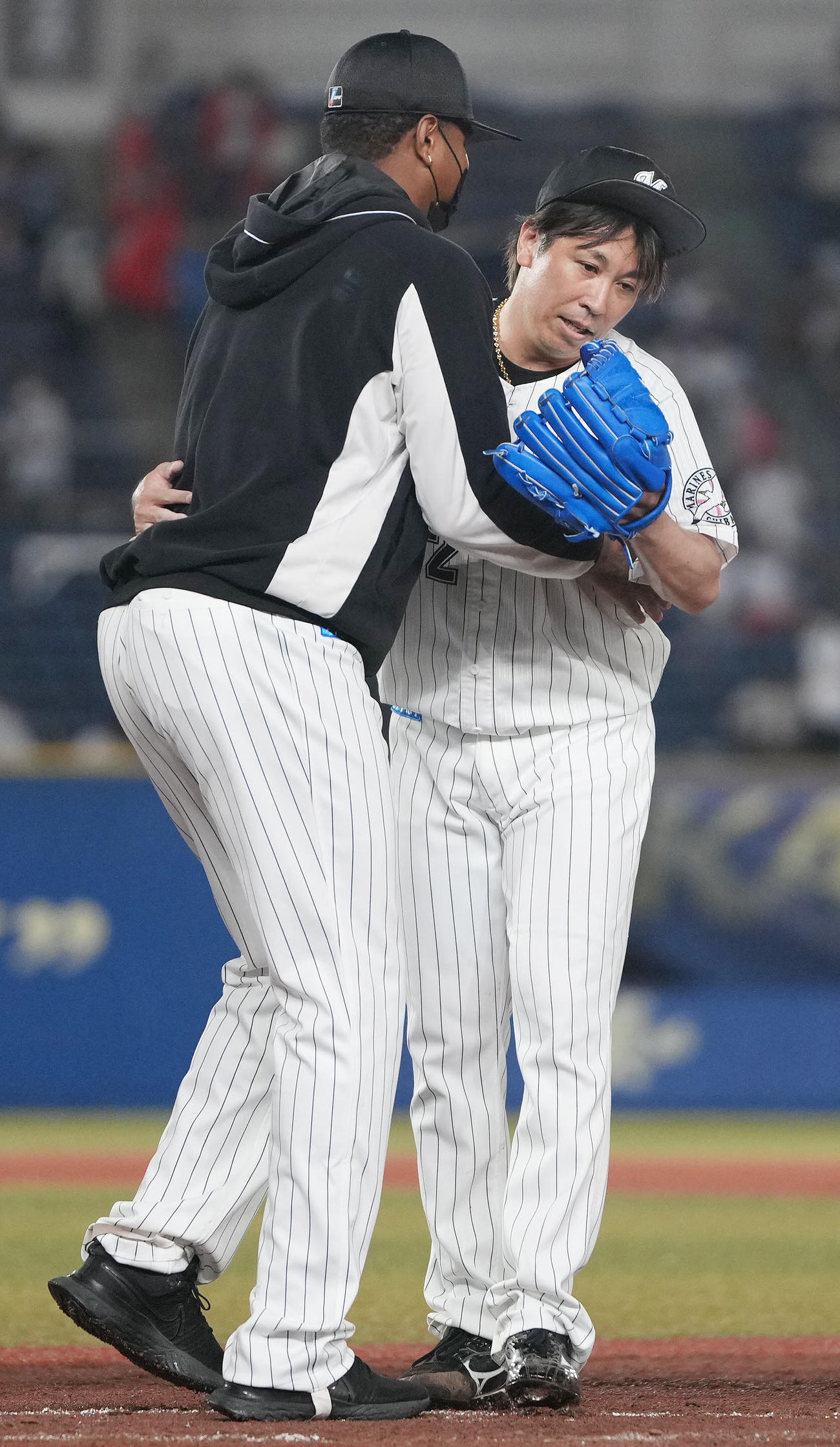 ロッテ対日本ハム　今季20セーブ目のロッテ益田（右）は勝利投手のロメロとハグ（撮影・鈴木みどり）