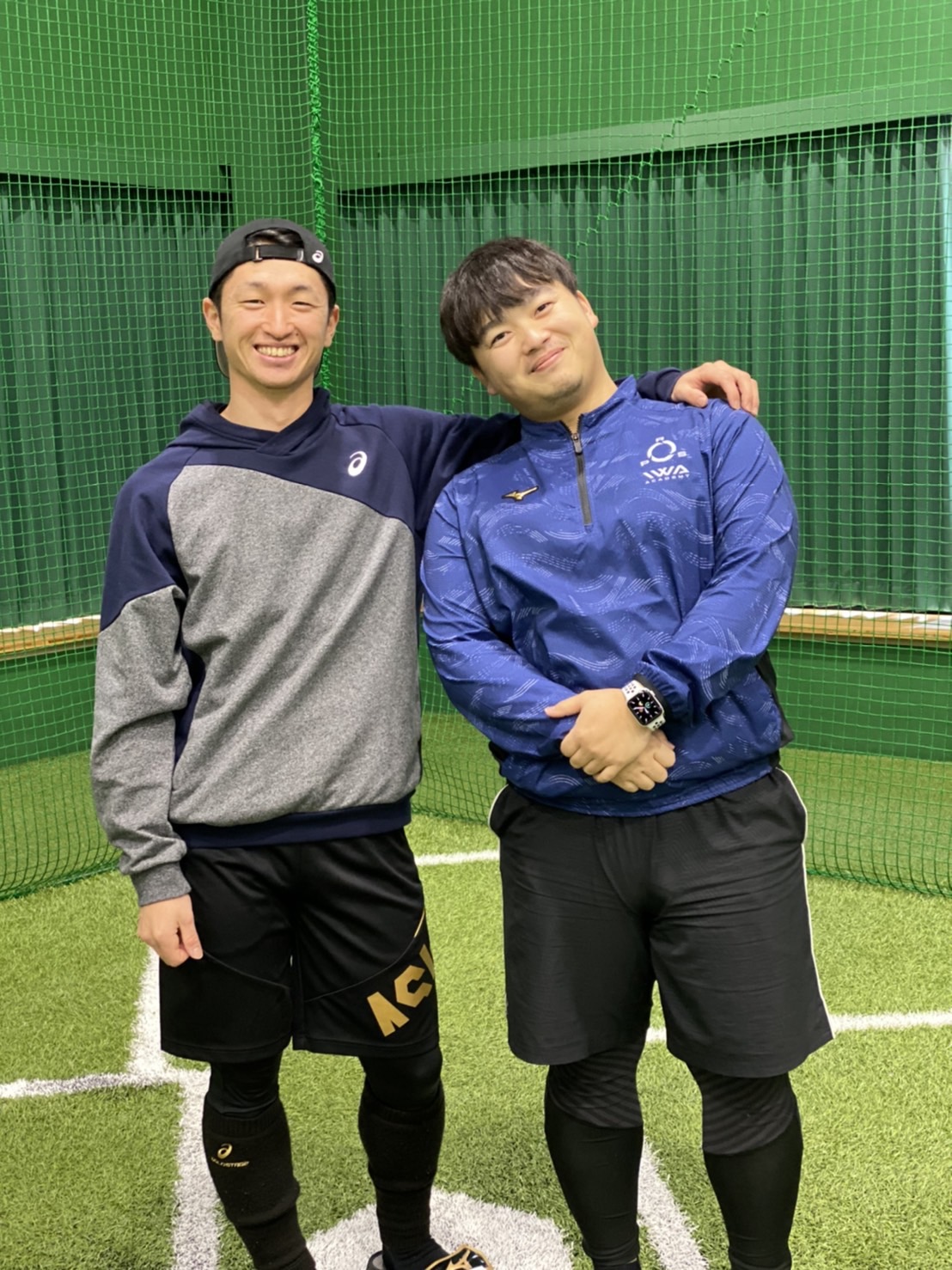 20年12月、自主トレ後に記念撮影する阪神近本（左）と植松トレーナー（植松氏提供）