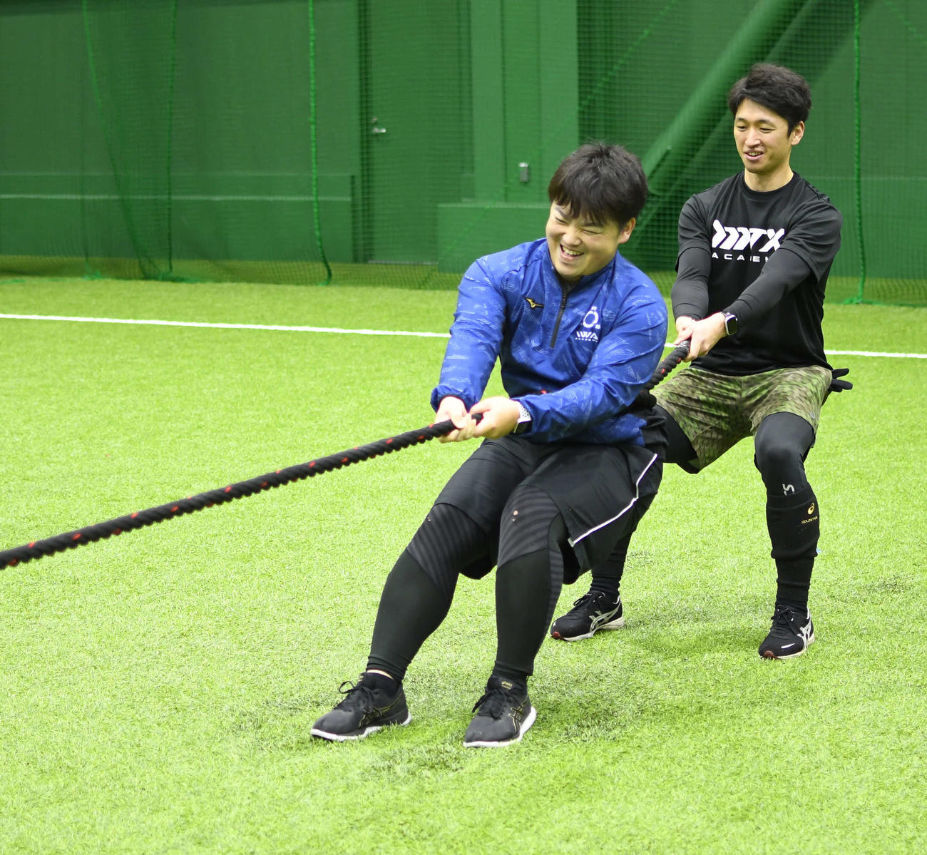 21年12月、淡路島の自主トレで汗を流す阪神近本（右）と植松トレーナー（植松氏提供）