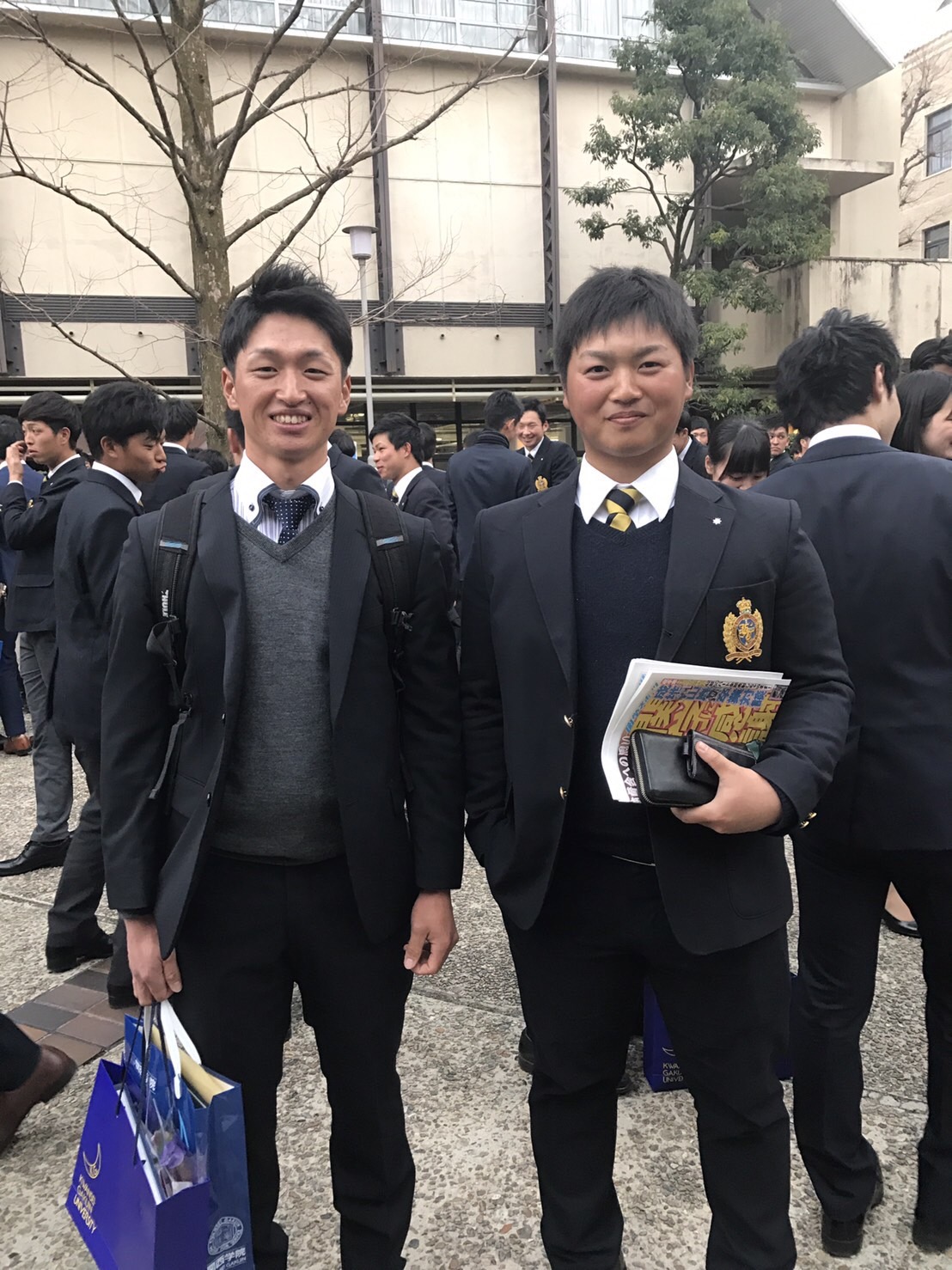 関学大の卒業式で記念撮影する阪神近本（左）と植松トレーナー（植松氏提供）