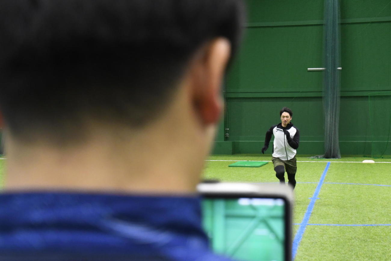 21年12月、淡路島の自主トレで汗を流す阪神近本を撮影する植松トレーナー（植松氏提供）