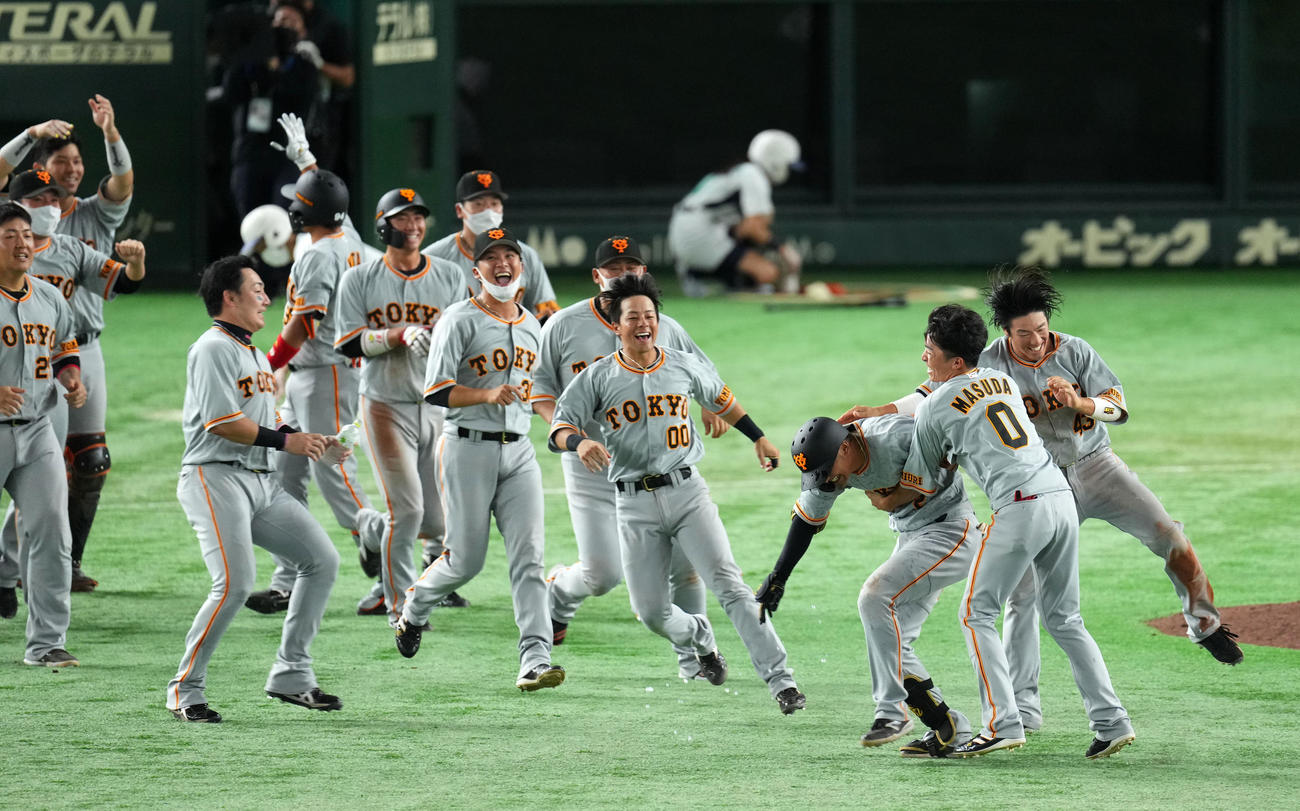 巨人対ヤクルト　10回裏巨人2死一、二塁、サヨナラとなる左適時二塁打を放ちチームメートにもみくちゃにされる吉川尚（右から3人目）（撮影・横山健太）