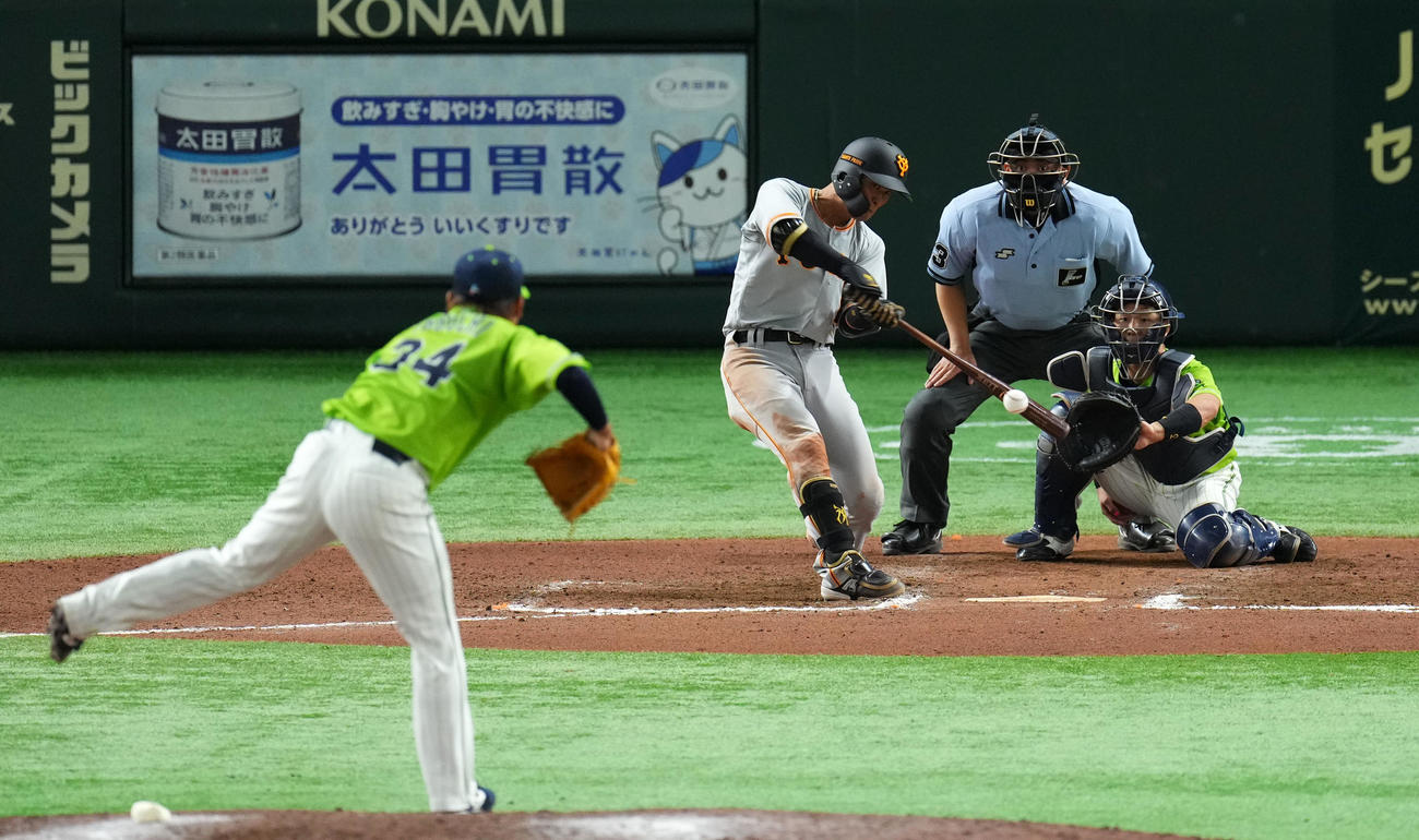 巨人対ヤクルト　10回裏巨人2死一、二塁、サヨナラとなる左適時二塁打を放つ吉川尚（撮影・横山健太）