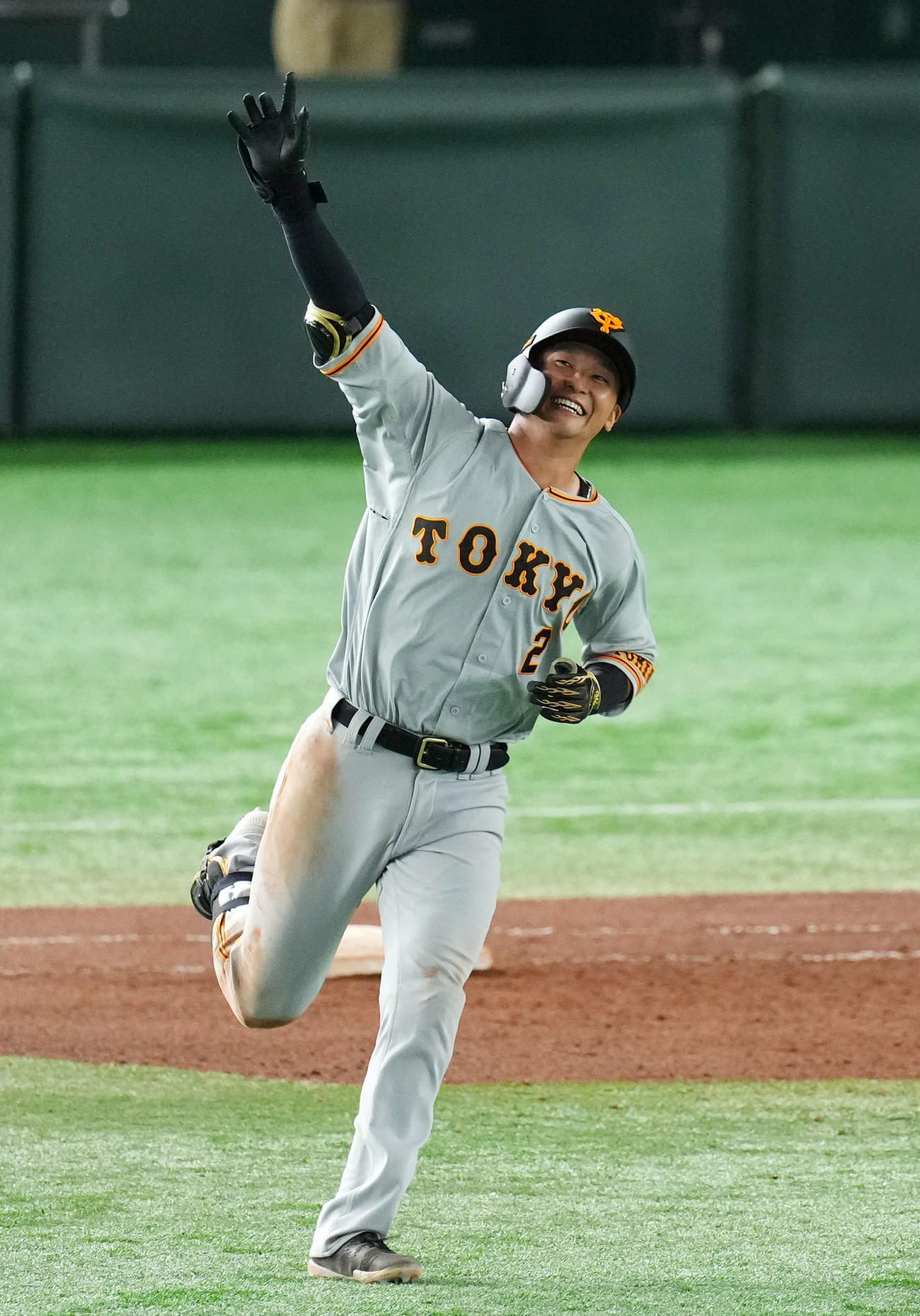巨人対ヤクルト　10回裏巨人2死一、二塁、サヨナラとなる左適時二塁打を放ち笑顔を見せる吉川尚（撮影・横山健太）
