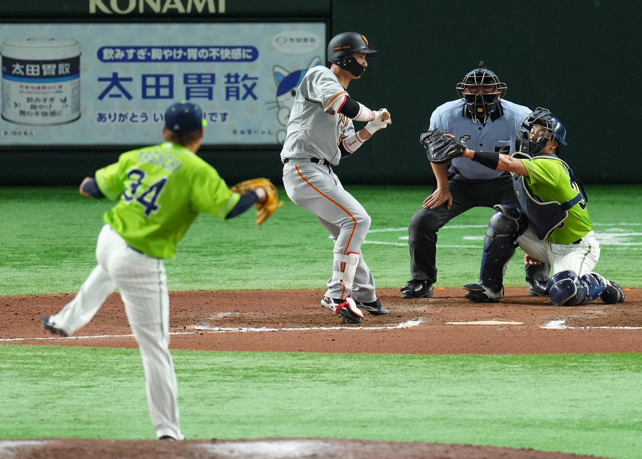 巨人対ヤクルト　10回裏巨人無死、四球で出塁する八百板（撮影・横山健太）