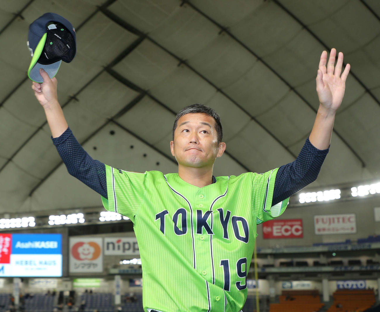巨人に勝利し、観客の拍手に応えながら引き揚げるヤクルト石川（撮影・河田真司）