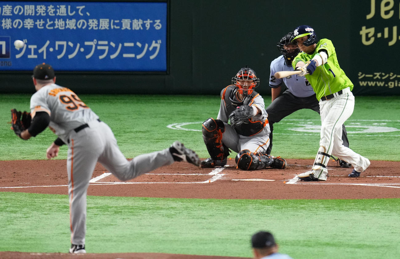 巨人対ヤクルト　1回表ヤクルト1死一塁、右翼線へ適時二塁打を放つ山田（撮影・横山健太）