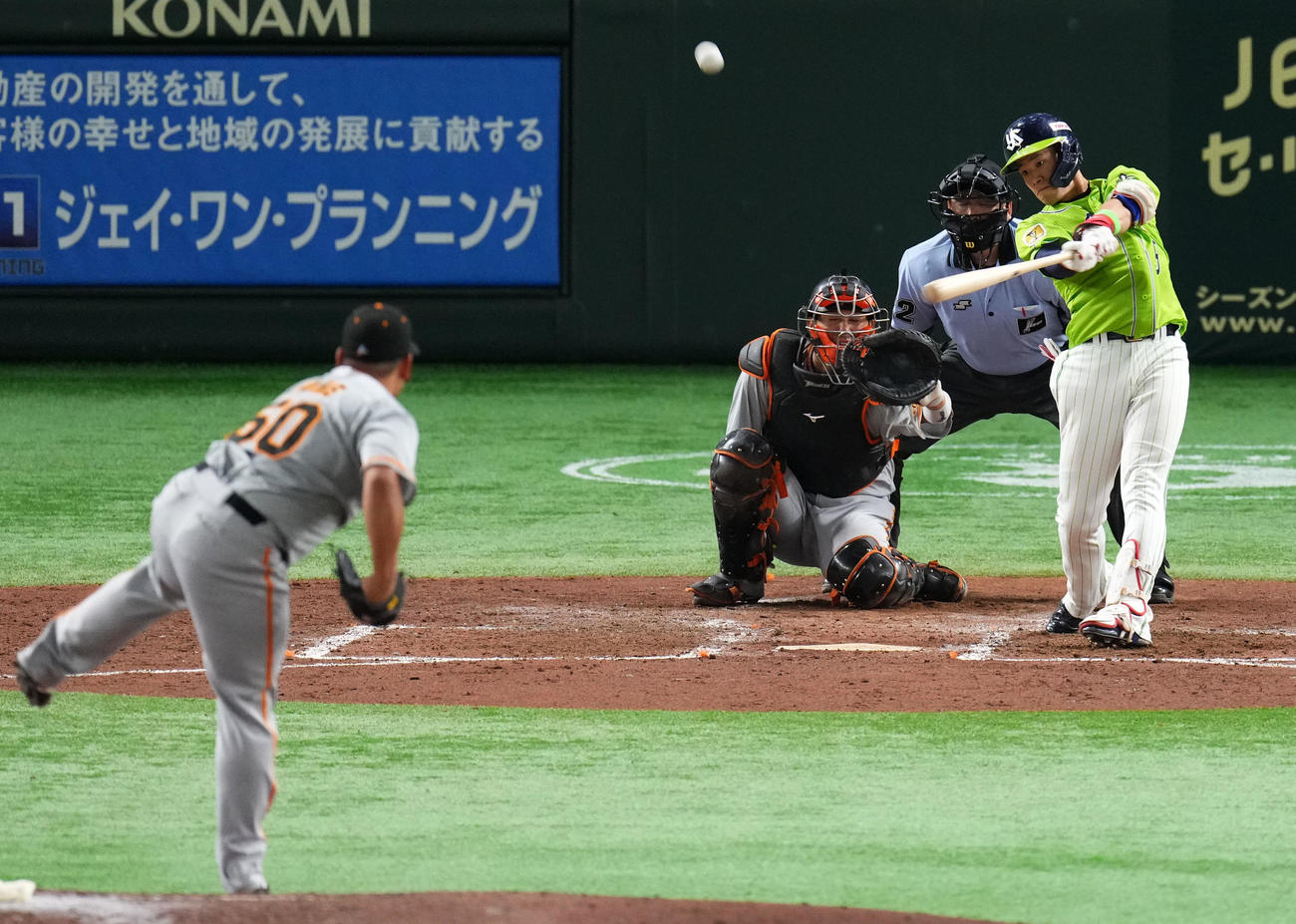 巨人対ヤクルト　4回表ヤクルト無死、右中間へ本塁打を放つ塩見（撮影・横山健太）