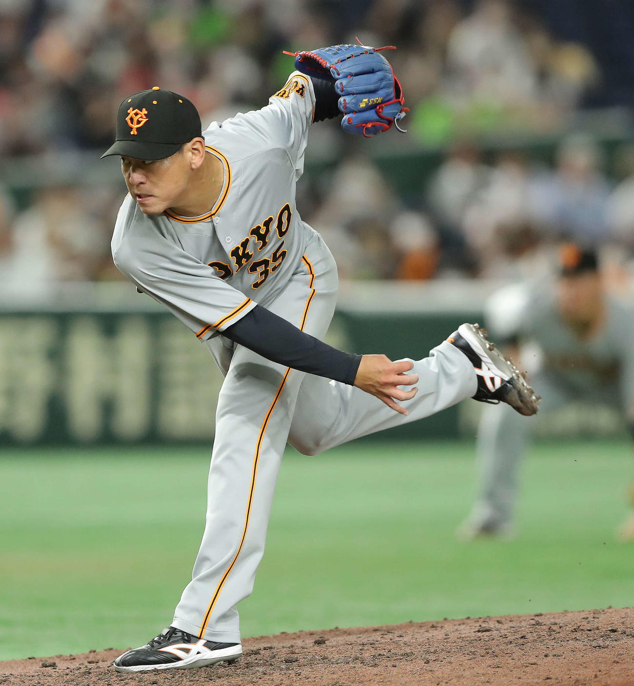 巨人対ヤクルト　6回表、巨人3番手で登板する桜井（撮影・河田真司）