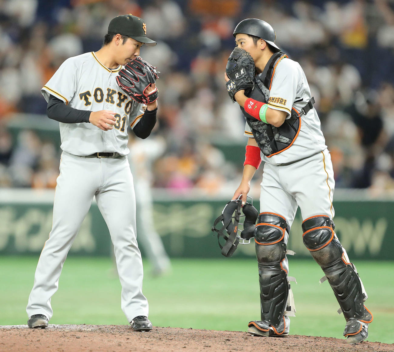 巨人対ヤクルト　9回表、マウンドに上がる赤星（左）と言葉を交わす喜多（撮影・河田真司）