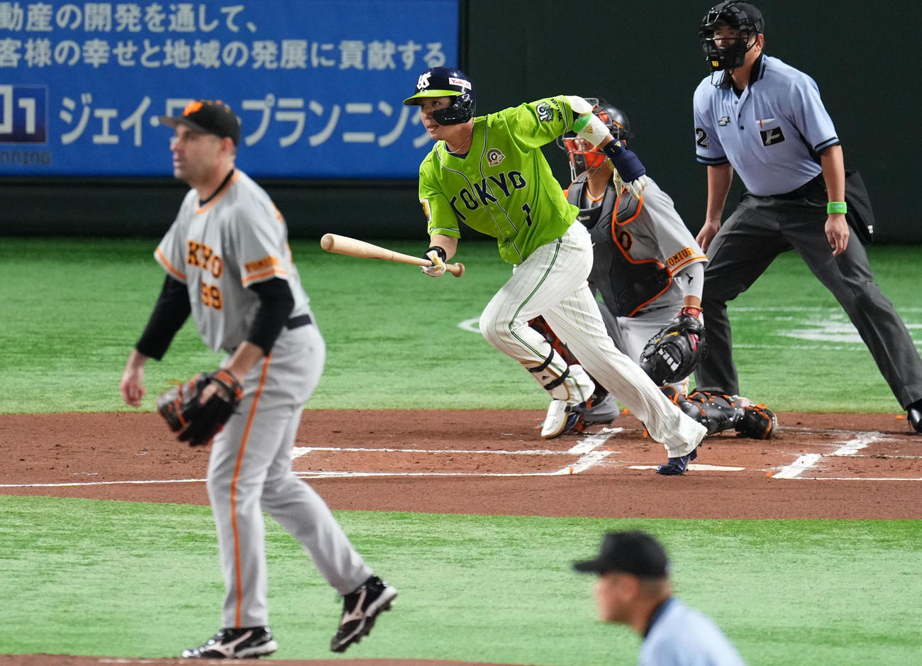巨人対ヤクルト　1回表ヤクルト1死一塁、右翼線へ適時二塁打を放つ山田（撮影・横山健太）