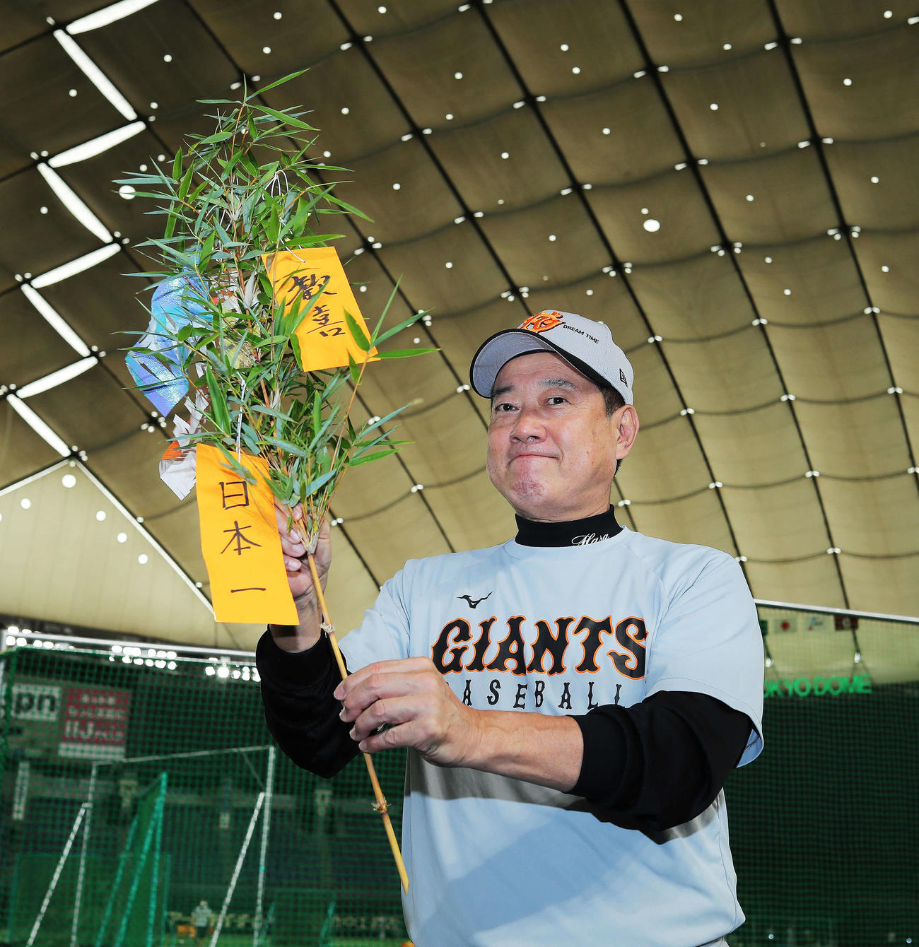 願いを込めた短冊をつるしたササを手に笑顔の巨人原監督（撮影・河田真司）