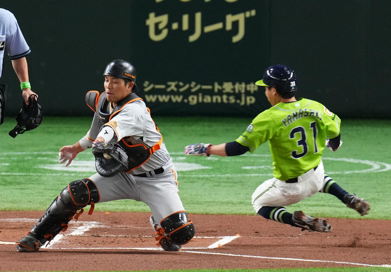 巨人対ヤクルト　1回表ヤクルト1死一塁、山田の右翼線への適時二塁打で本塁へ生還する山崎（右）（撮影・横山健太）