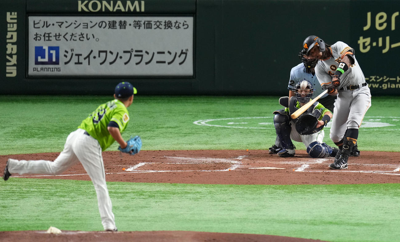巨人対ヤクルト　1回裏巨人1死、左越え本塁打を放つウォーカー。投手石川（撮影・横山健太）