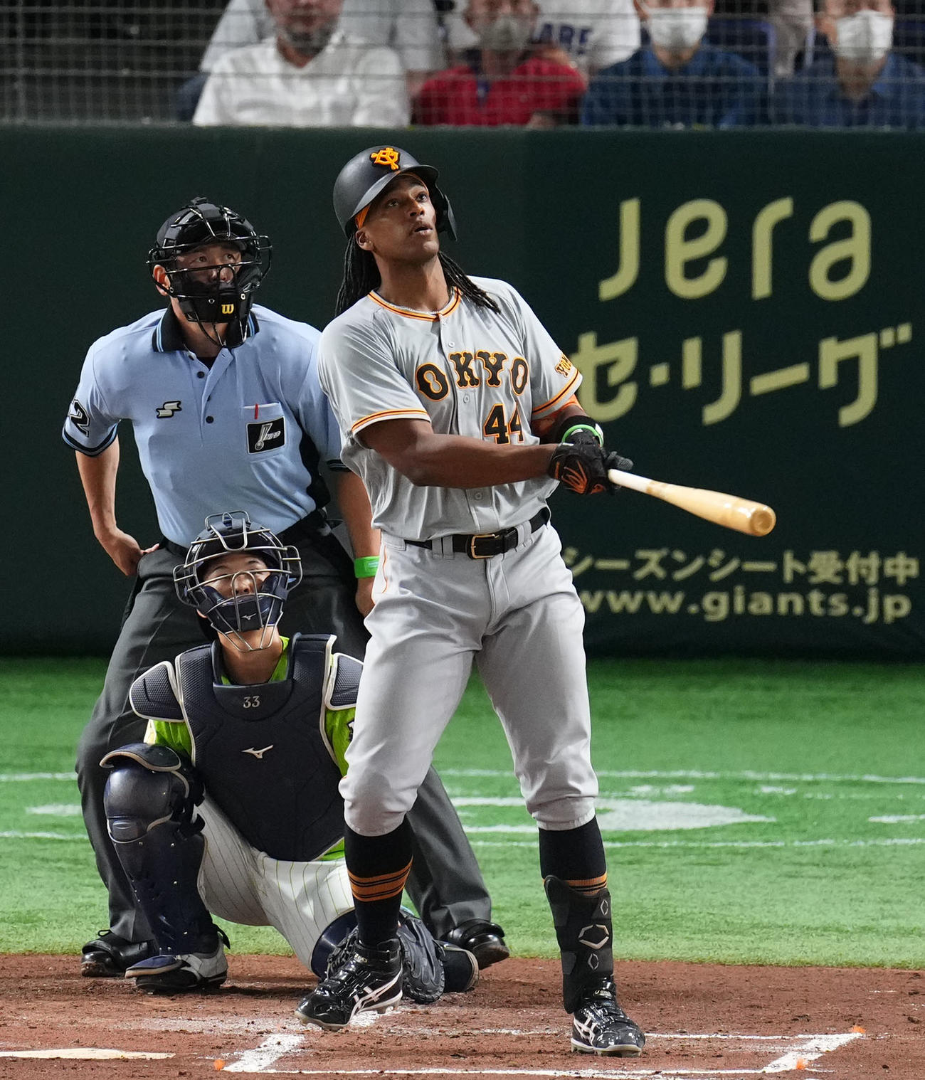 巨人対ヤクルト　1回裏巨人1死、左越え本塁打を放つウォーカー。投手石川（撮影・横山健太）