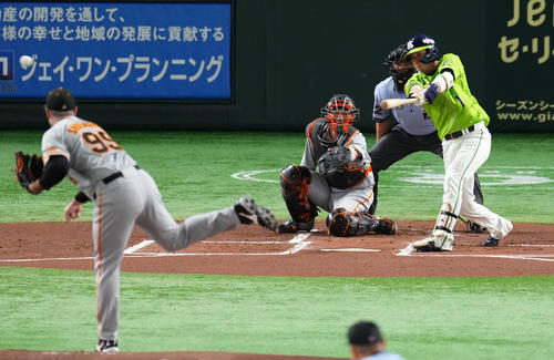 巨人対ヤクルト　1回表ヤクルト1死一塁、右翼線へ適時二塁打を放つ山田（撮影・横山健太）