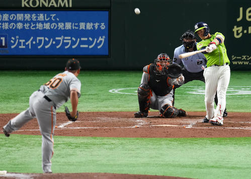 巨人対ヤクルト　4回表ヤクルト無死、右中間へ本塁打を放つ塩見（撮影・横山健太）