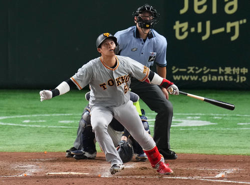 巨人対ヤクルト　5回裏巨人無死一塁、左越え2点本塁打を放つ増田陸（撮影・横山健太）