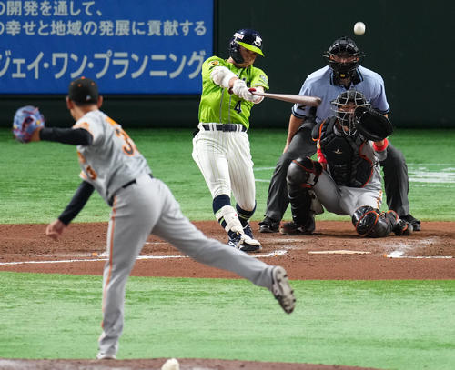 巨人対ヤクルト　7回表ヤクルト無死二、三塁、中越え2点適時二塁打を放つ丸山和（撮影・横山健太）