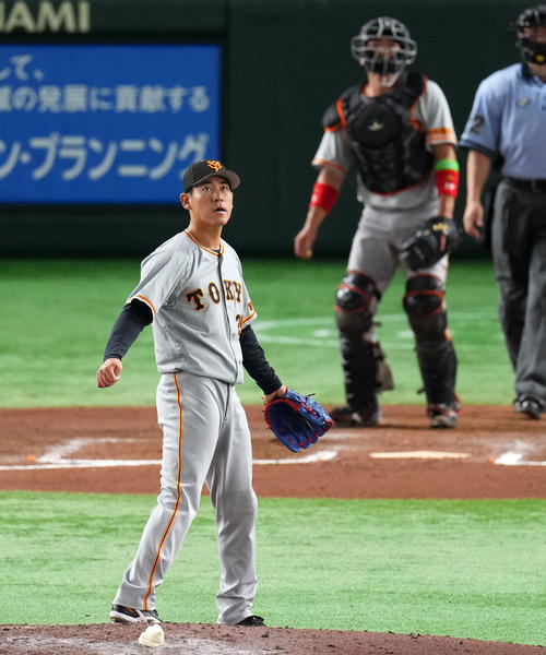 巨人対ヤクルト　7回表ヤクルト無死二、三塁、丸山和に中越え2点適時二塁打を浴び肩を落とす桜井（撮影・横山健太）