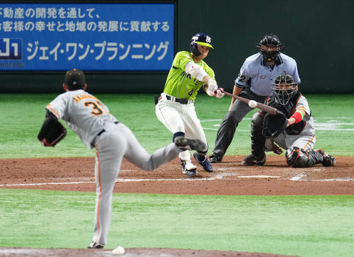 巨人対ヤクルト　9回表ヤクルト無死二塁、右前適時打を放つ丸山和（撮影・横山健太）