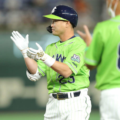 巨人対ヤクルト　1回表ヤクルト1死一、三塁、中前適時打を放ち手をたたく青木（撮影・河田真司）