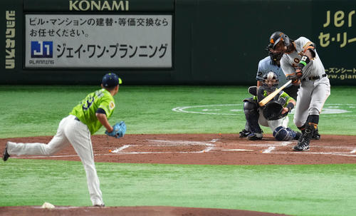巨人対ヤクルト　1回裏巨人1死、左越え本塁打を放つウォーカー。投手石川（撮影・横山健太）